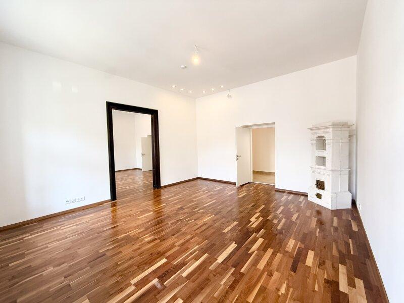 Wohnsalon mit altem Kachelofen