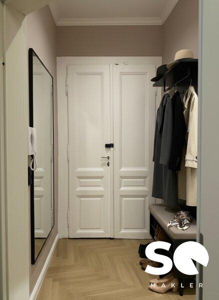 Die M�blierung wurde mittels KI generiert