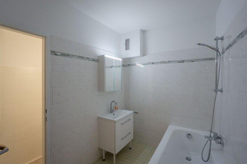 neu verfliestes und m�bliertes Badezimmer