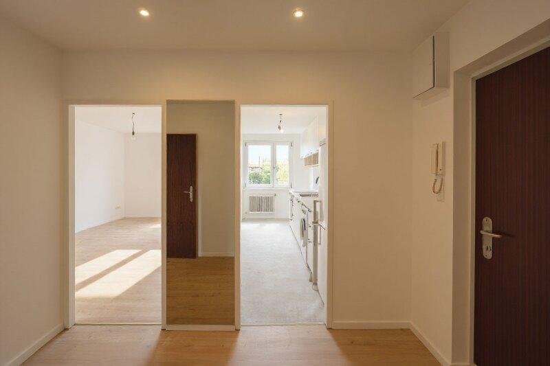 Vorraum Richtung Wohnraum (links) und K�che (rechts)