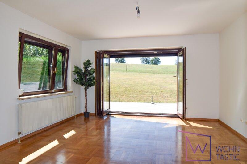 Wohn- und Esszimmer mit Ausgang zur sonnigen West-Terrasse u