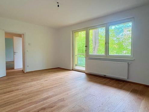 FRISCH SANIERT! NATURNAHES FAMILIENIDYLL - PREISG�NSTIGE 3-ZIMMER-WOHNUNG MIT PARKPLATZ AN DER STADTGRENZE