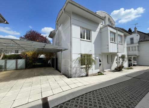 Doppelhaush�lfte mit Abstellplatz n�he AIS