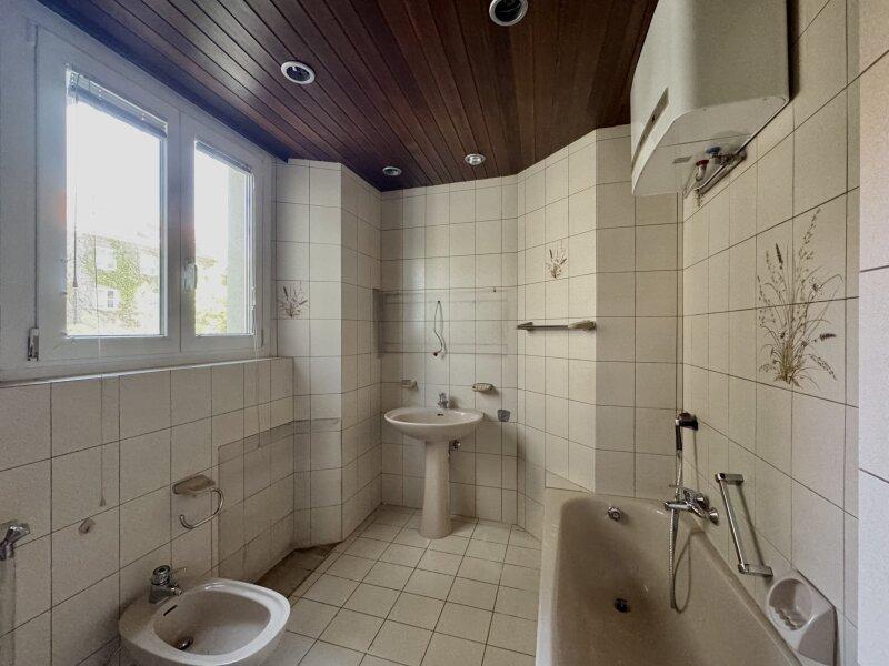 Badezimmer mit Fenster