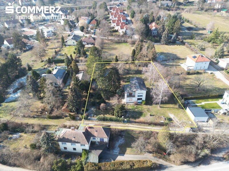 Gro�er Baugrund mit Altbestand