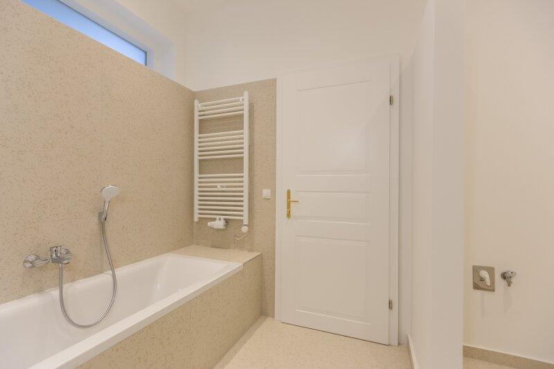 Bad mit Wanne und WC