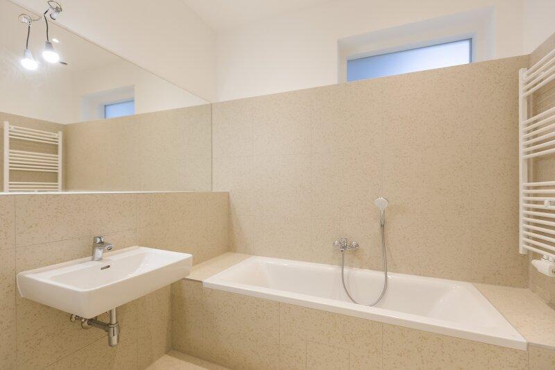 Bad mit Wanne und WC