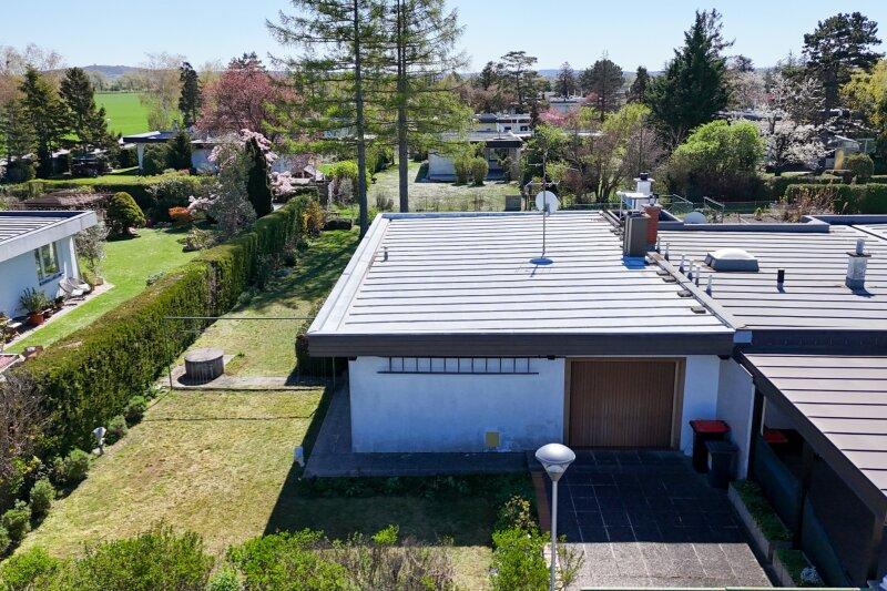 Haus mit Einfahrt und Garage