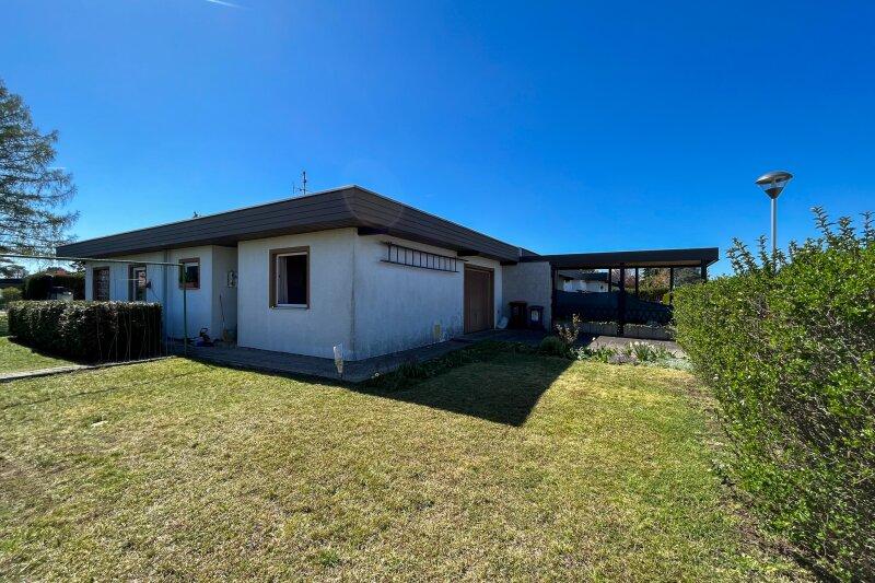 nord�stliche Hausansicht mit Vorgarten