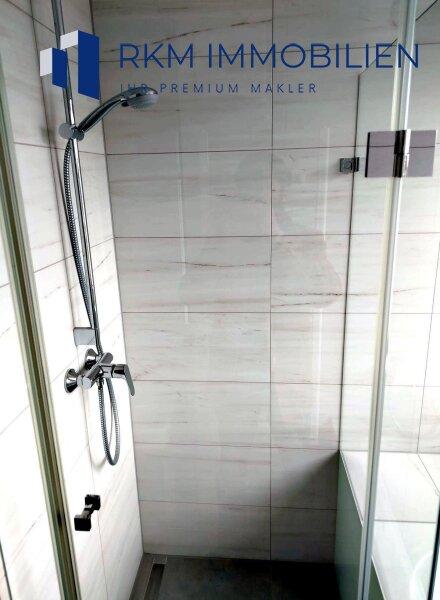 Badezimmer mit Badewanne + Dusche + Fenster