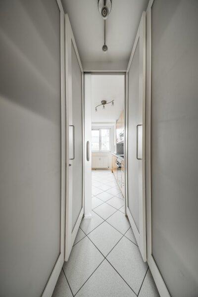 Durchgang mit Schrank