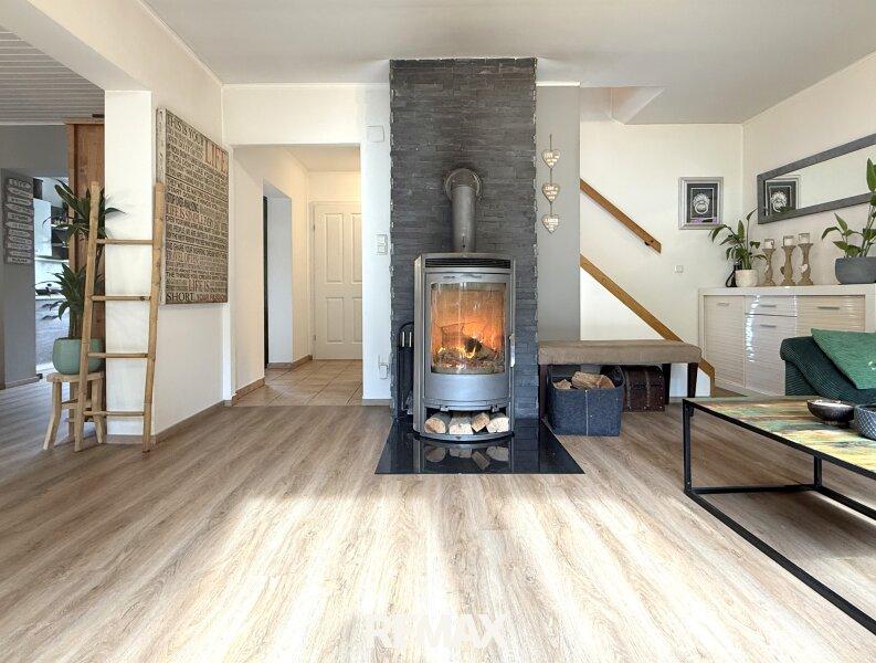 Erdgeschoss - Wohnzimmer mit Kamin