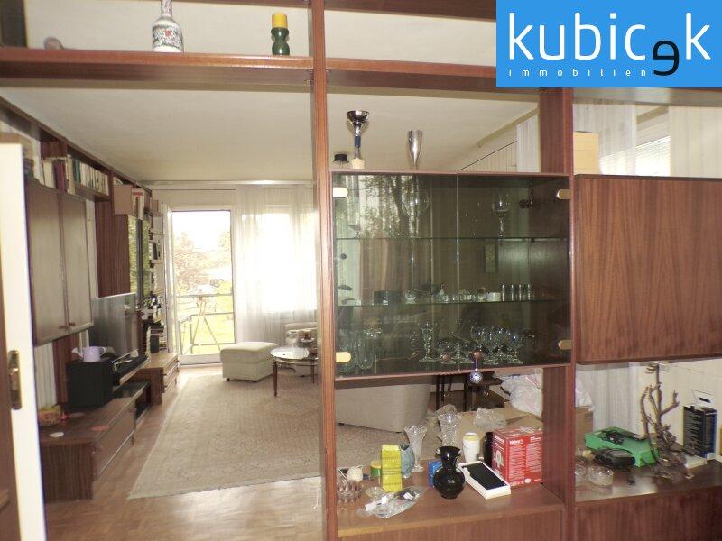 Rechte H�lfte: Wohnzimmer mit Raumteiler und Ausgang auf die