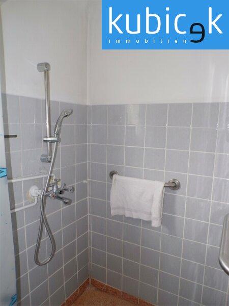 Linke H�lfte EG: Bad mit Dusche und Waschmaschinenanschluss