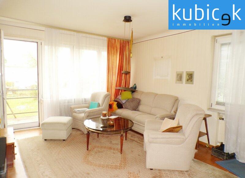 Rechte H�lfte: Wohnzimmer mit Ausgang auf die Terrasse/Garte