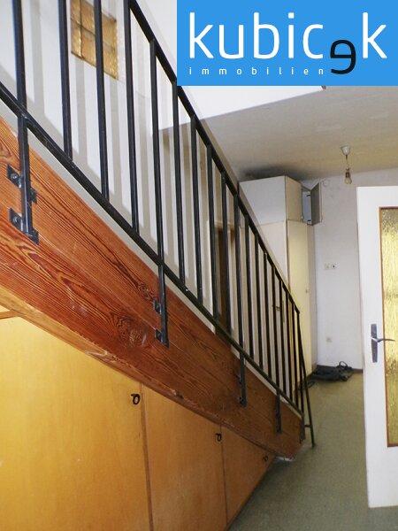 Linke H�lfte: Vorraum mit Stiegenaufgang