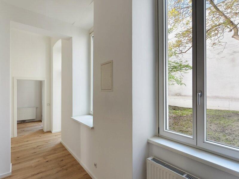 Vorraum mit Blick ins Schlafzimmer und in den Garten