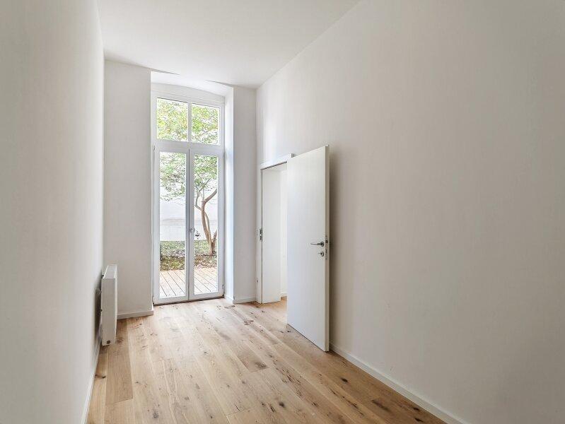 Schlafzimmer mit Blick in den Garten