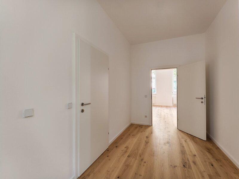 Vorraum mit Blick ins Wohn-/Esszimmer