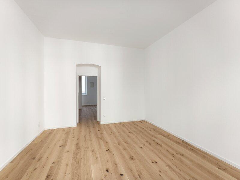 Wohn-/Esszimmer mit Blick in den Vorraum