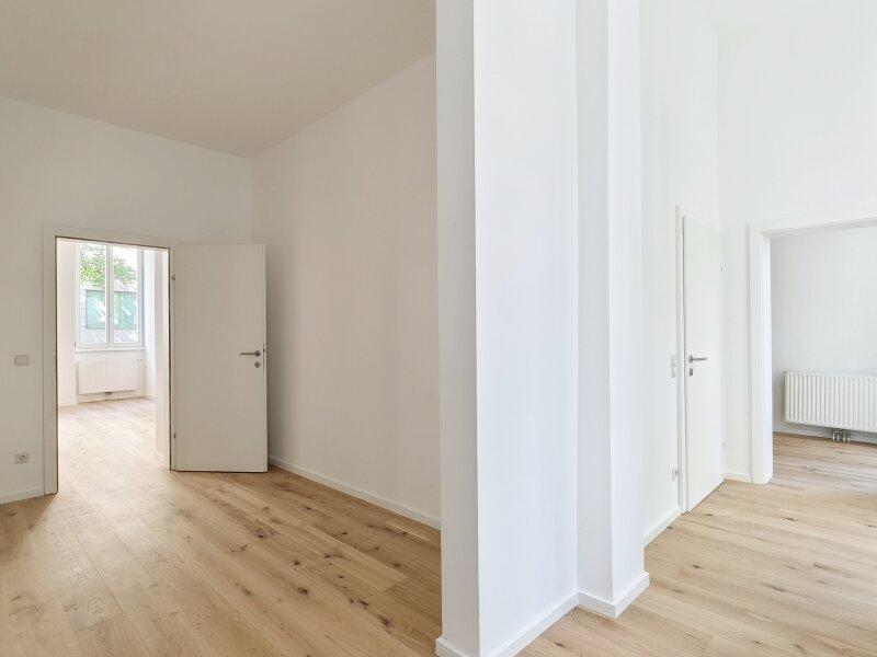 Vorraum mit Blick ins Wohn-/Esszimmer und Schlafzimmer