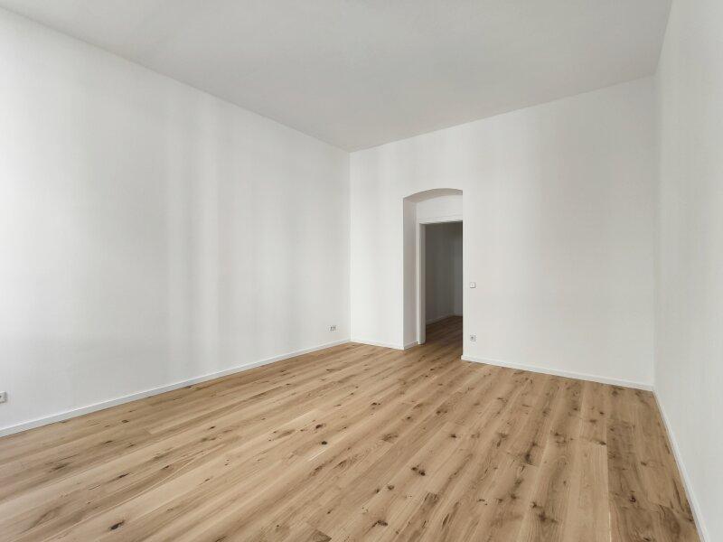 Wohn-/Esszimmer mit Blick in den Vorraum