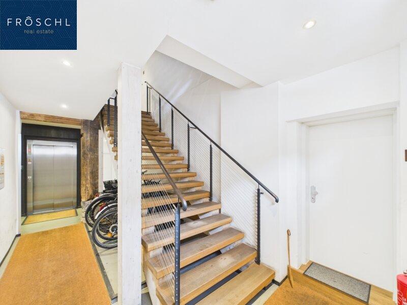 Blick zum Aufzug und zur Stiege