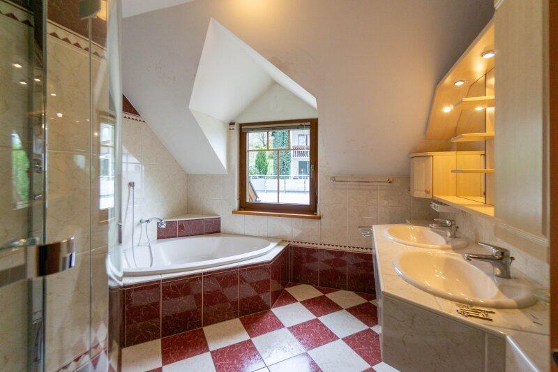 Badezimmer mit Dusche, Wanne und WC