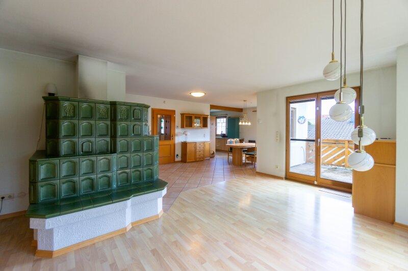 Wohn- und Esszimmer mit Kachelofen