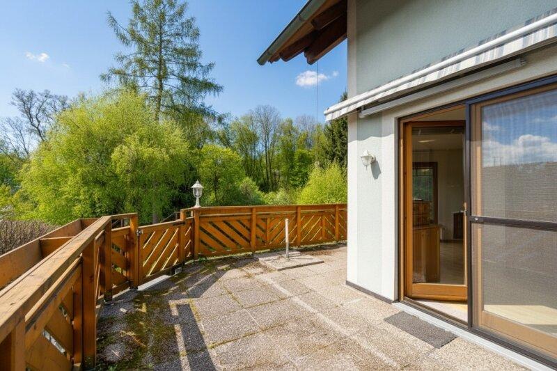 sonnige Terrasse mit Stiege in den Garten