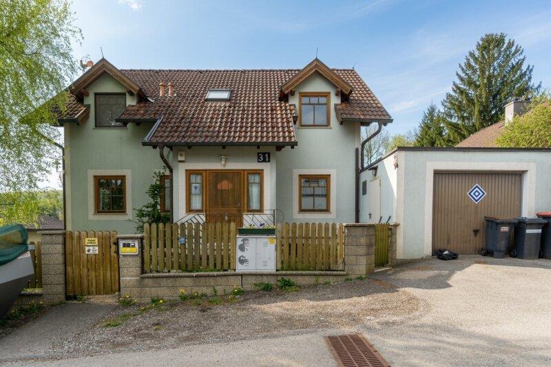 stra�enseitige Hausansicht und Garage