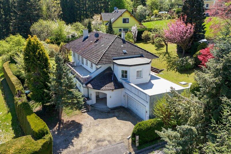 Drohnenansicht von Nordost mit Garage und Eingang