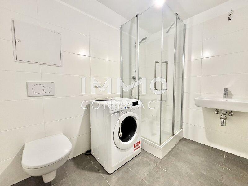Bad mit WC und Waschmaschine