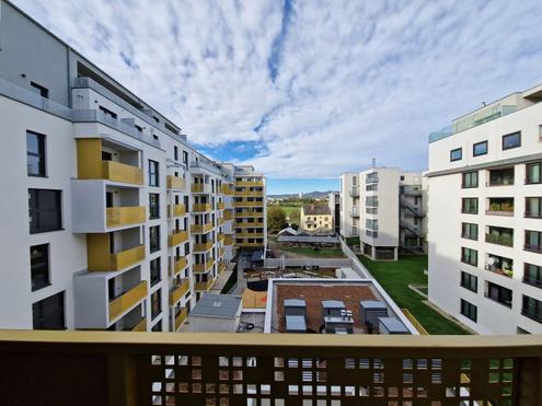 Innenhof-Ruhelage mit Balkon beim Donauzentrum