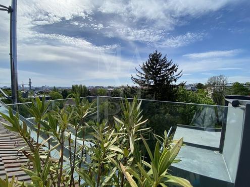 Beeindruckende Wohnung im Dachgeschoss eines pr�chtigen Altbaus mit Terrasse, Balkon und Fernblick ins Gr�ne