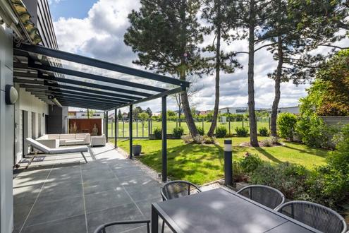 Blickfang mit Privatsph�re! Au�ergew�hnliches Designerhaus mit viel Raum zur Entfaltung | 9 Zimmer, Edelstahlpool, Sauna, Weinkeller | Vereint Wohnen und Arbeiten | Barrierefrei