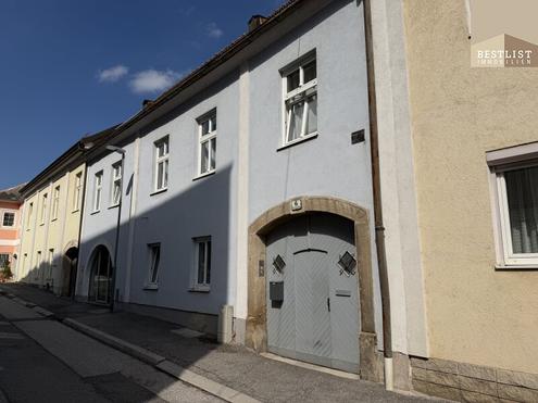 Gepflegtes, kleines Zinshaus in der N�he des Schlo�es mit charmantem Gew�lbekeller und sch�nen Terrassen!