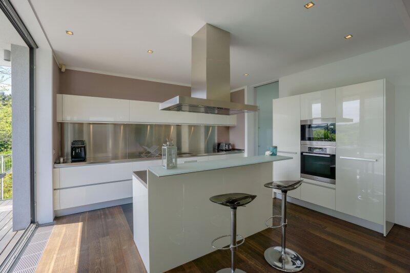 Poliform K�che mit Edelstahl Arbeitsfl�chen und Miele Ger�te