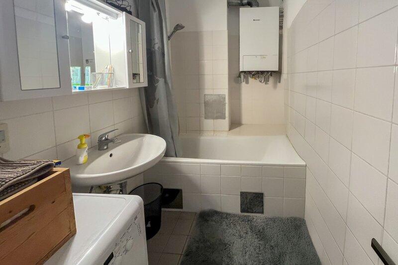 Badezimmer mit Wanne und Waschmaschinenanschluss