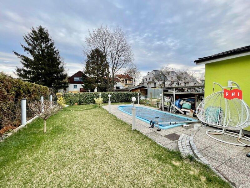 Gartenblick mit Pool