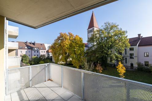 Luxury Living in Wiener Neustadt! Hochwertig m�blierte 3-Zimmer-Wohnung zwischen Bahnhof und Innenstadt | Sofort bezugsfertig | Freier Gr�nblick | Gro�e Glasfronten, Balkon & Loggia | Tiefgaragenplatz