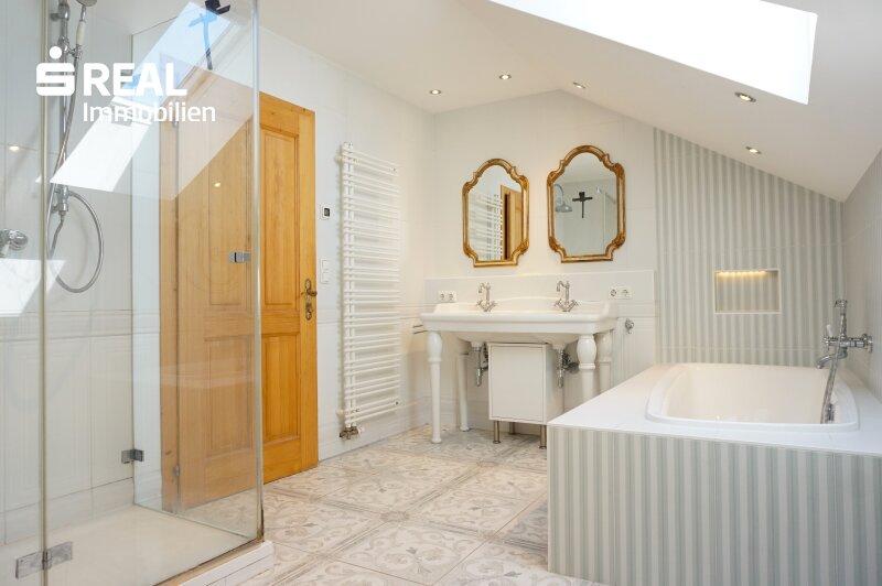 Bad im OG mit Badewanne, Dusche, WC und WM-Anschluss