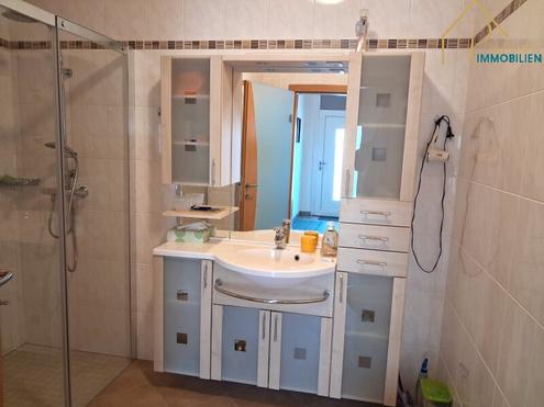FAMILIENHAUS mit 5 Zimmer - 2 separate Eing�nge
