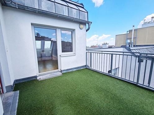 HARDTMUTHGASSE, FERNBLICK, 94 m2 Dachgescho� mit 12 m2 Terrasse, Wohnk�che, 3 Zimmer, Wannenbad, Parketten, WG-geeignet