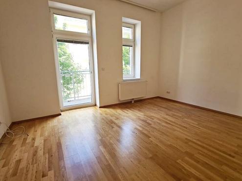 BERNHARDTSTALGASSE, unbefristete 50 m2 Altbau mit 4 m2 Balkon, 2 Zimmer, Komplettküche, Wannenbad, Parketten, 2. Liftstock