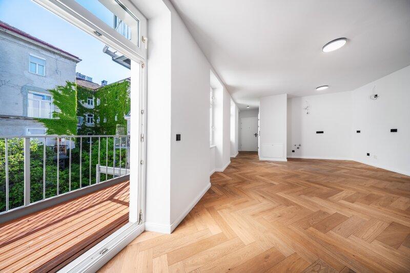 Wohnzimmer mit Balkon