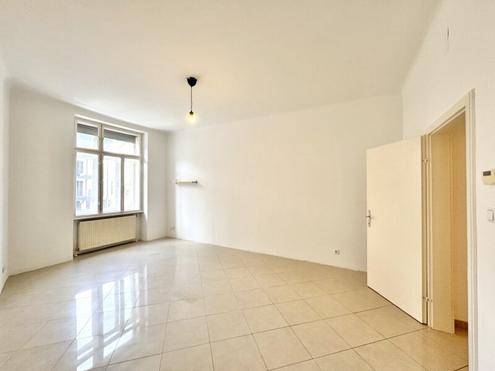 N�chst Q19 und Stra�enbahn D! Gut aufgeteilter 2-Zimmer-Altbau in West-Ost-Ausrichtung