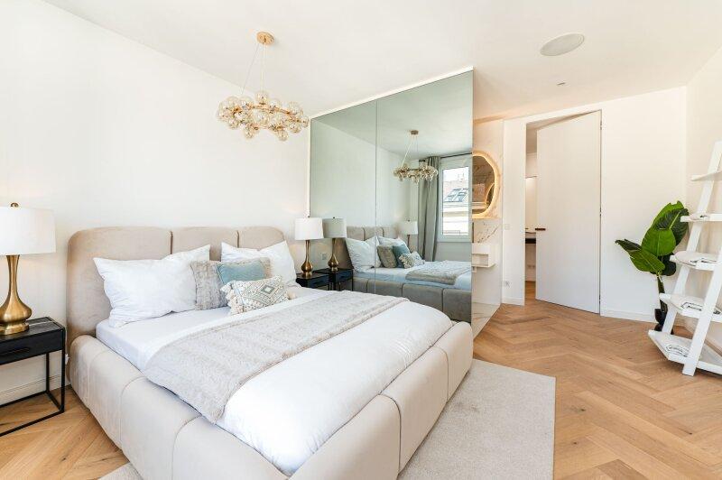 Schlafzimmer mit Bad en Suite und Loggia