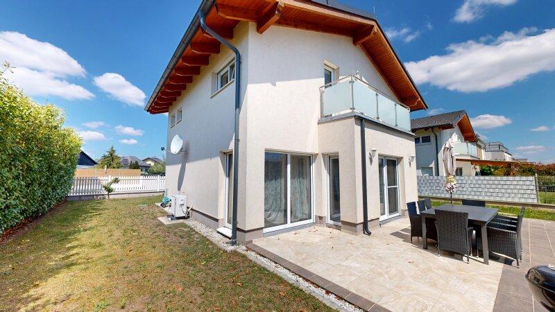 Hausansicht mit Terrasse
