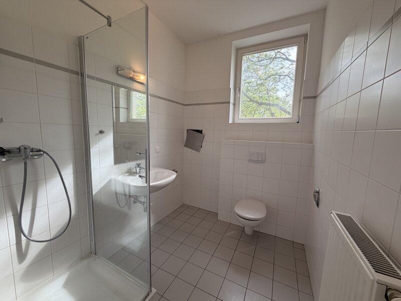 Bad mit Dusche und WC